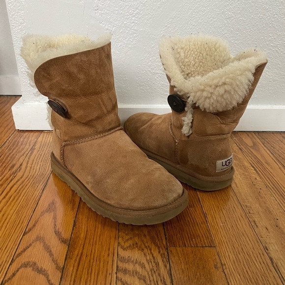 UGG Bailey Button Short Camel Boots Size 5 - Picture 1 of 8